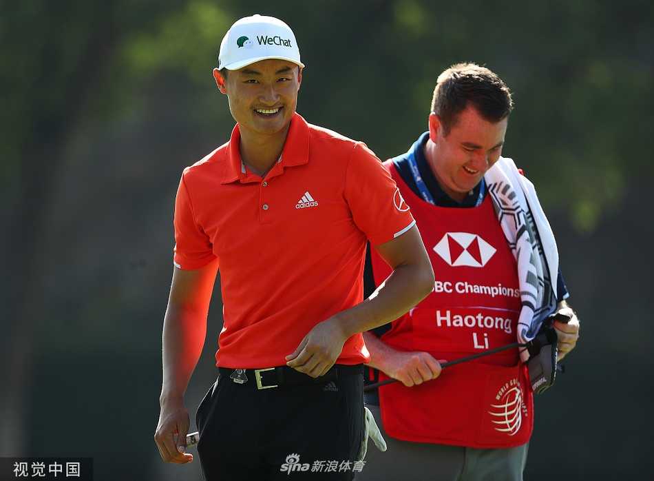 李昊桐与同组球员在球道上并肩前行，共同挑战佘山球场经典洞