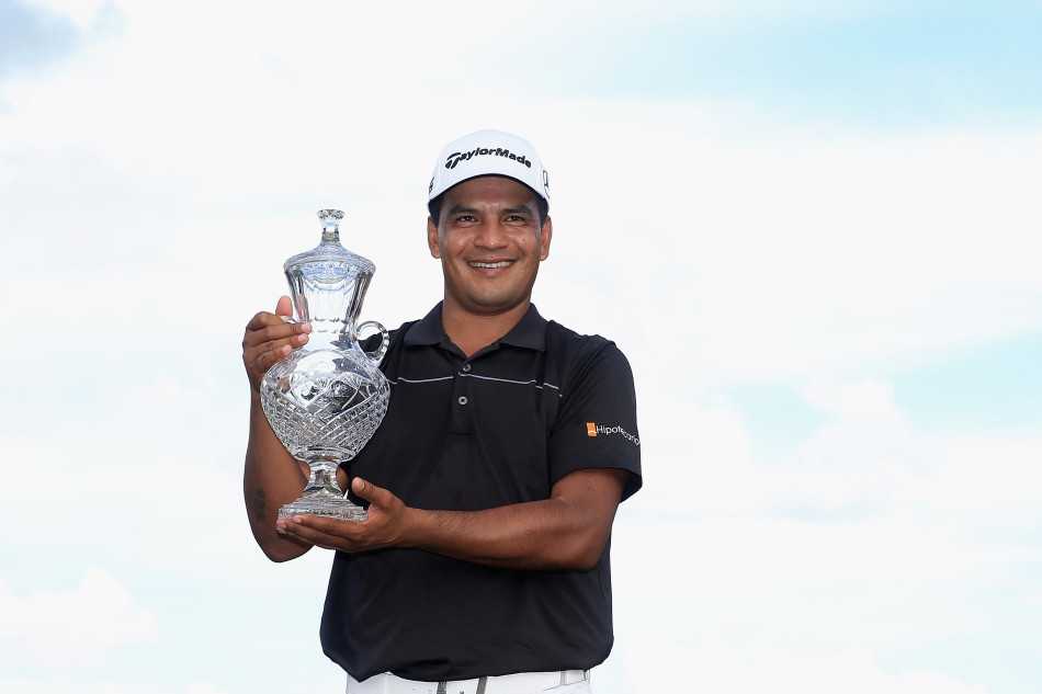 法比安-戈梅斯在第十八洞果岭推出致胜小鸟推后，振臂高呼，激情释放，身后是孟菲斯南风TPC球场的经典景致。