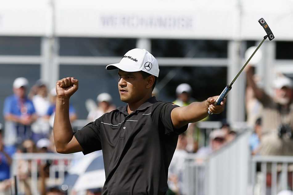 颁奖典礼上，法比安-戈梅斯深情亲吻冠军奖杯，泪光闪烁，背景中欢呼的观众见证了这一充满艰辛与感动的圆梦时刻。