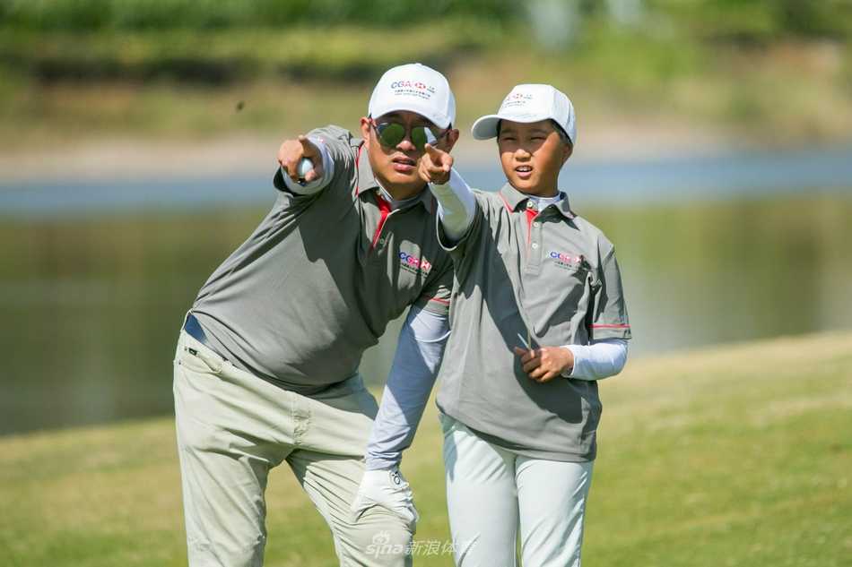 总决赛开赛前，汇丰中国科技和医疗行业组总经理梁宇与青少年选手李孟阳亲切击掌，双方脸上洋溢着对比赛的期待与自信笑容。