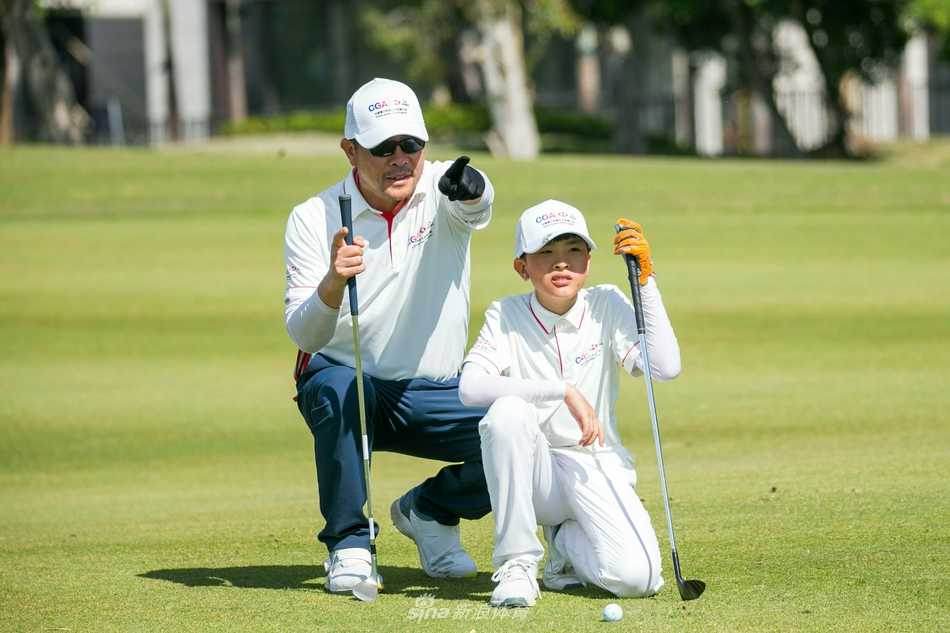 梁宇总经理与梁文冲在比赛现场并肩而立，深入交流，共同展望中国青少年高尔夫运动的未来与发展。