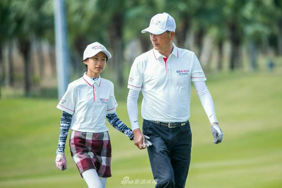 小选手在父亲的陪伴下沉稳推杆，父子二人凝神静气，共同面对挑战，诠释了亲子赛最动人的合作精神。