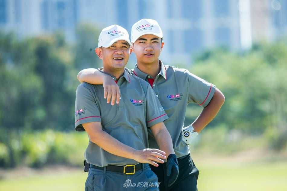 绿茵场上，一位青少年女选手完成一记漂亮的挥杆，动作流畅而充满力量，展现了新生代球员的飒爽英姿。