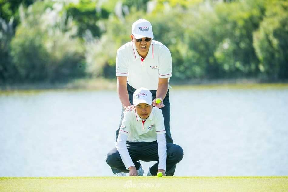 夕阳西下，球员与家长们的长长身影投射在球道上，构成一幅温馨的剪影，为充满意义的一天画上圆满句号。