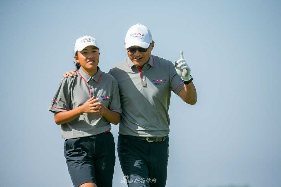 比赛间隙，两对亲子家庭在草地上轻松互动，分享比赛心得，其乐融融的氛围展现了赛事联结情感的核心价值。