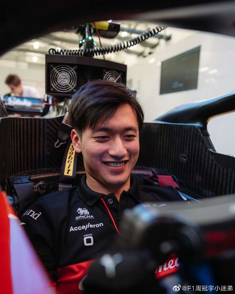 梅赛德斯车队银箭赛车在黄昏的萨基尔赛道疾驰，紫色霓虹灯牌与炙热的排气尾焰交相辉映，拉开新赛季科技角逐的序幕。