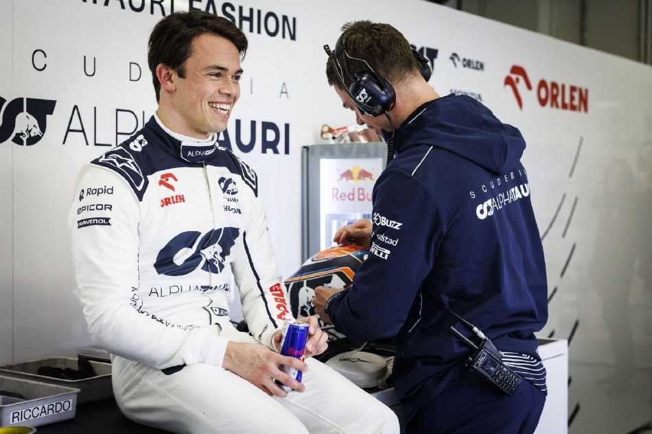 红牛车队冠军战车RB19正进行快速检修，技师动作如精密机械般协同，橙黄与深蓝交织的车身下，隐藏着新赛季卫冕的野心与科技密码。