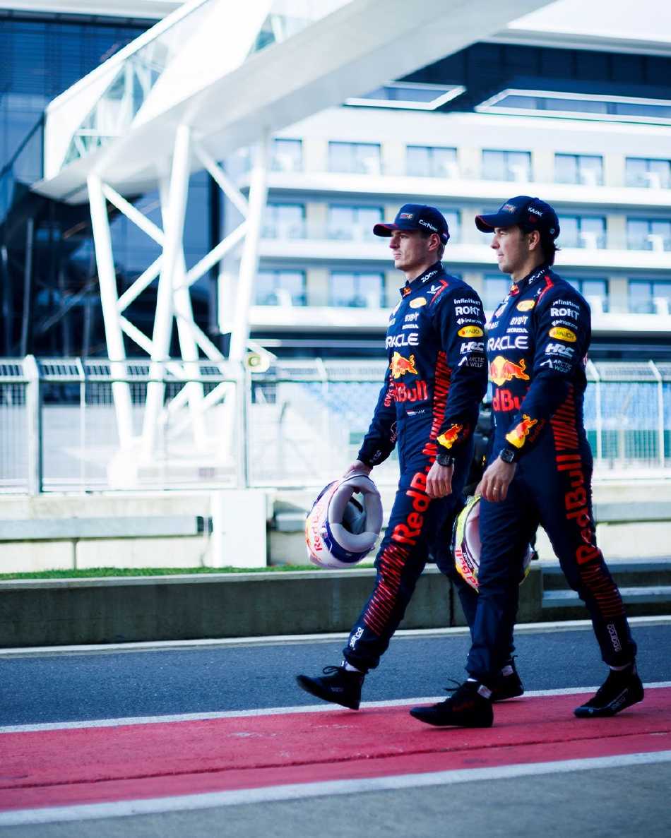 车手在驶出维修站通道的瞬间，赛车被炽热的阳光与自身蒸腾的热浪所包裹，仿佛下一秒就要挣脱物理的束缚，破空而去。