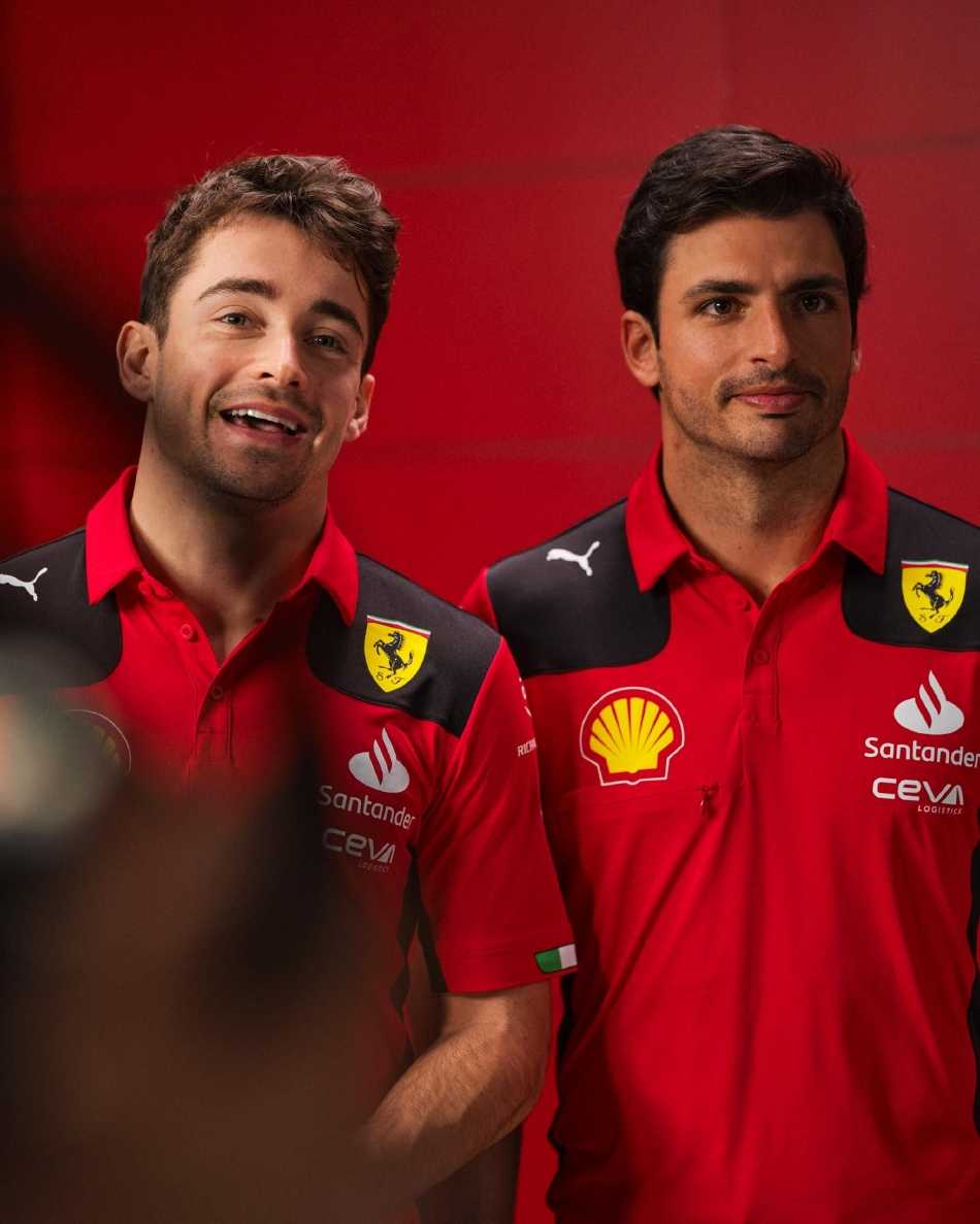 迈凯伦车队技师团队齐心协力推动橘色赛车返回车库，阳光洒在碳纤维车身上折射出忙碌的光影，是赛前紧张备战最真实的写照。