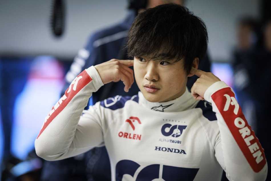 赛车于直道末端重刹，刹车碟瞬间被激发至赤红，如同两颗炽热的心脏，在夜色中绽放出机械最极致的力与热之美。