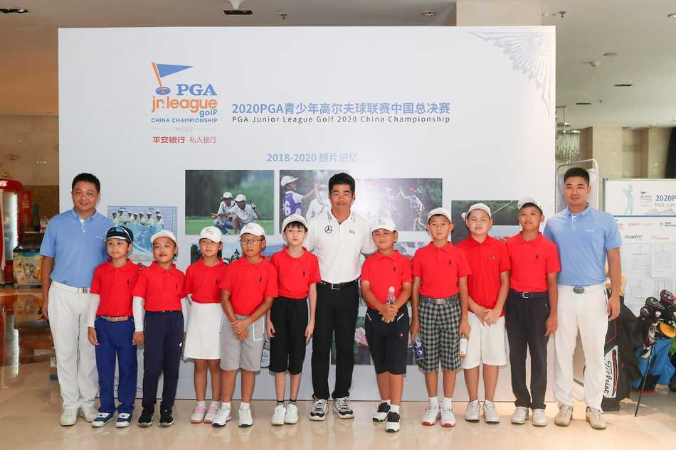 中国高尔夫名将梁文冲在论坛上致辞，神情恳切，阐述学院运营对青少年成长的关键作用。