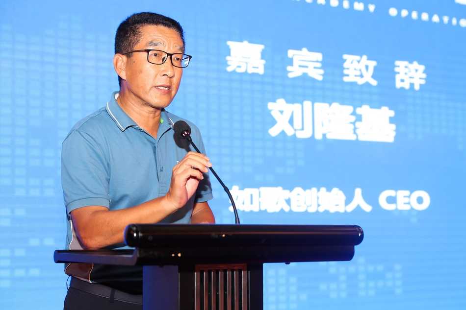 行业专家在进行主题演讲，台下学院负责人认真聆听记录，寻找破解运营难题的钥匙。