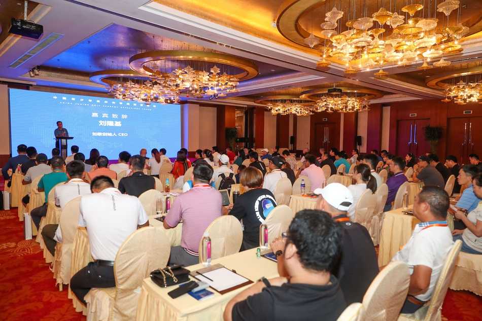 一位学院运营者上台分享实战案例，PPT展示着清晰的增长数据，引发与会者频频点头。