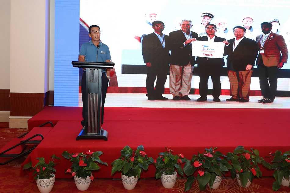 参会者利用茶歇时间热烈交流，交换名片，分享心得， networking在轻松氛围中自然达成。