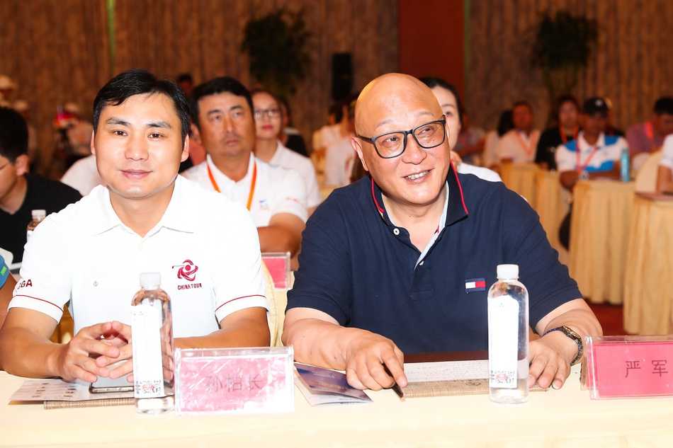 论坛结束后嘉宾合影留念，众人脸上洋溢着收获的笑容，背景板见证着这次里程碑式的行业聚会。