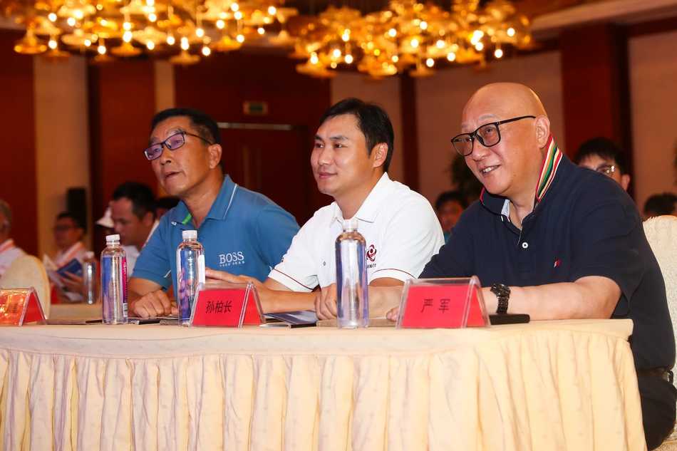 夜色中的黄山高尔夫酒店灯火通明，象征着青少年高尔夫事业的希望之光在此点亮并持续闪耀。