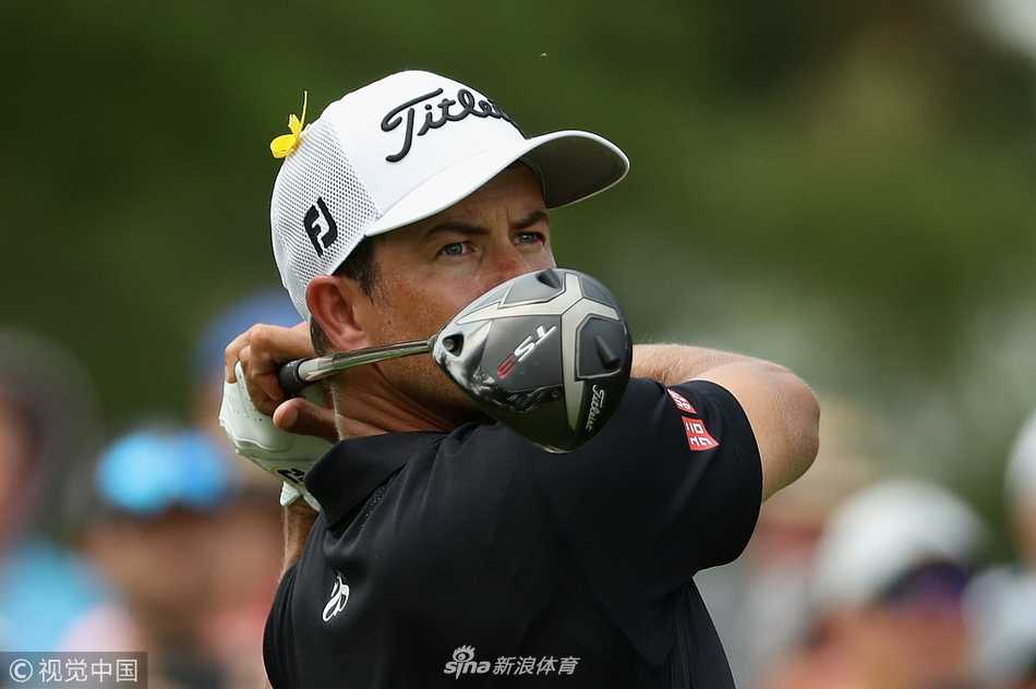 百届PGA锦标赛的激情与回响:科普卡卫冕伍兹归来 决赛轮开球瞬间,球员屏息凝神,球杆划破晨雾