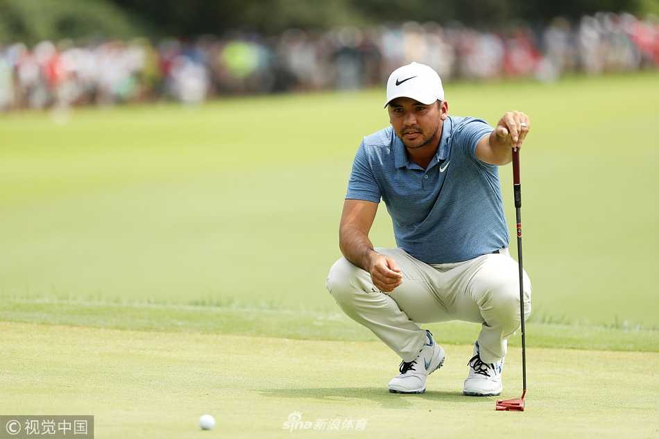 百届PGA锦标赛的激情与回响:科普卡卫冕伍兹归来 科普卡挥拳庆祝夺冠瞬间,奖杯与汗水映照胜利光芒