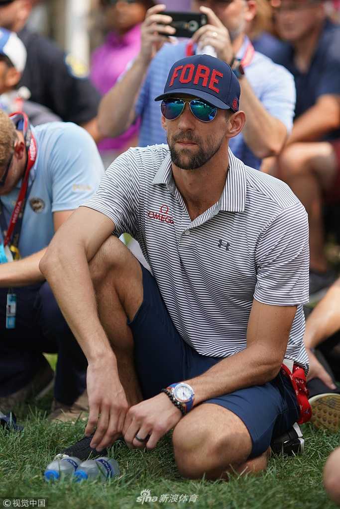 百届PGA锦标赛的激情与回响:科普卡卫冕伍兹归来 伍兹于关键洞果岭凝神推击,阳光为其侧影镀上金边