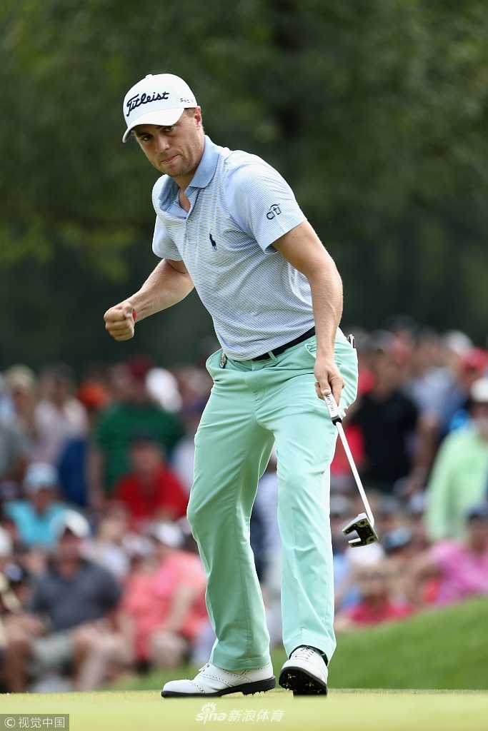 百届PGA锦标赛的激情与回响:科普卡卫冕伍兹归来 托马斯俯身与小球童击掌,竞技之外温暖传承的一刻