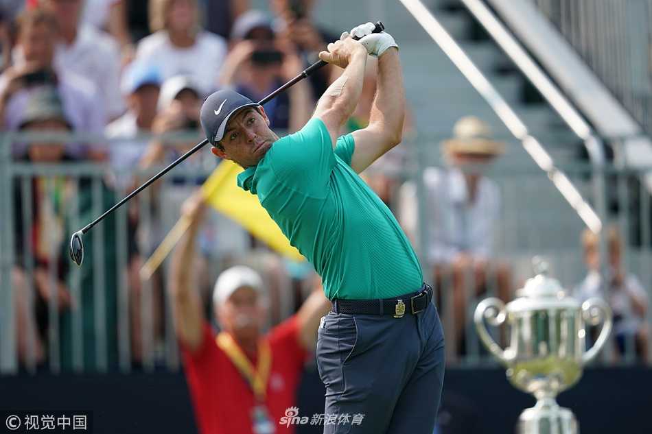 百届PGA锦标赛的激情与回响:科普卡卫冕伍兹归来 颁奖时刻众星云集,冠军科普卡高举奖杯荣光绽放
