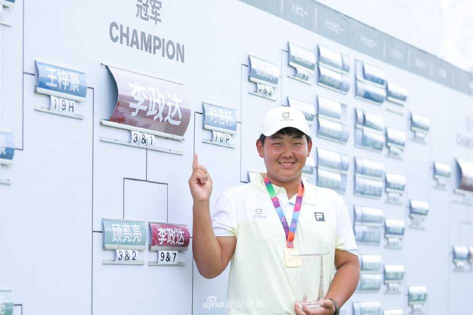 夕阳下的神州高尔夫球会全景，球道、沙坑与海景构成一幅宁静而壮美的冠军背景