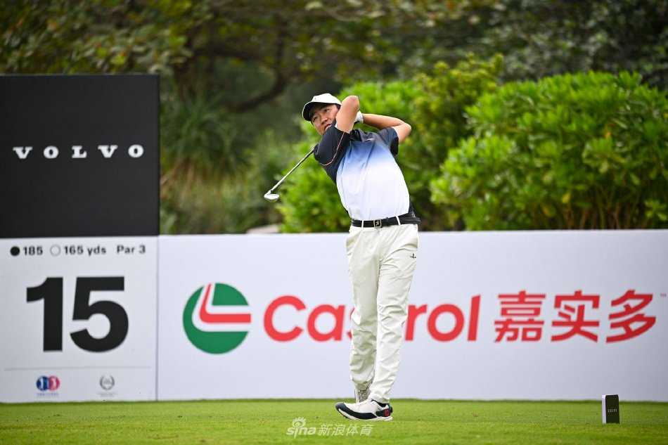 冠军李政达在第十八洞果岭沉稳推杆，目光如炬锁定胜局一刻