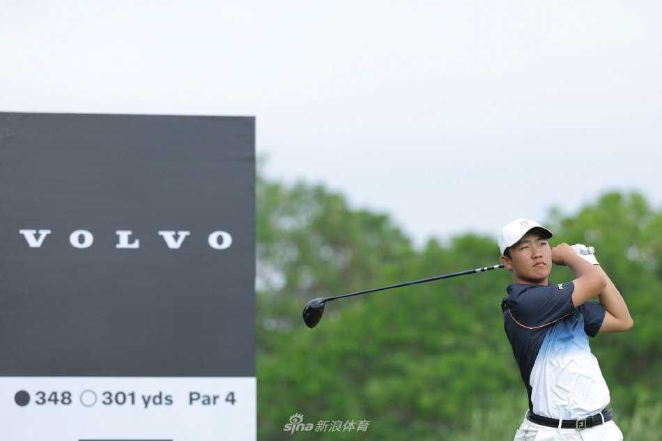 少女冠军邢菲宇沙坑救球瞬间，沙粒飞扬中展现精湛短杆技术