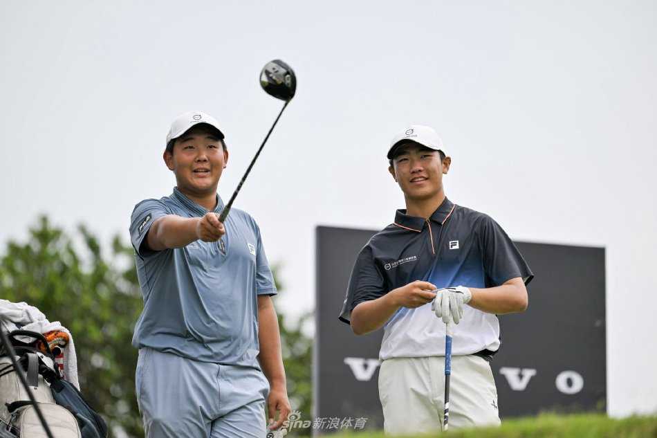 比赛间隙，两位小对手并肩行走在球道上，轻松交流分享心得