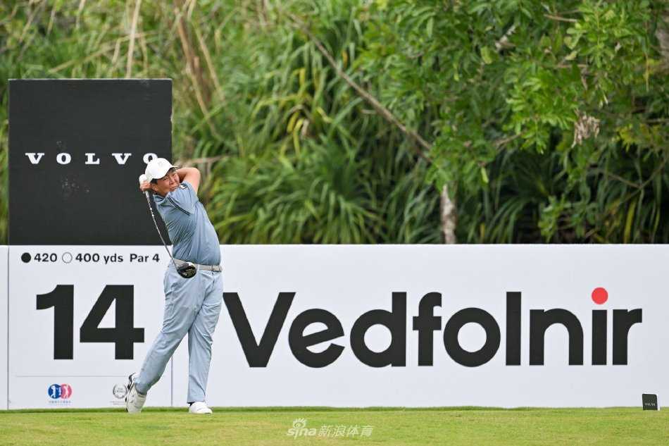 冠军李政达果岭边精准切杆，小白球听话地滚向洞杯之旁