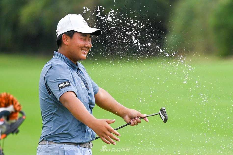 颁奖时刻，冠军邢菲宇高举奖杯，身后是漫天霞光与欢呼的观众