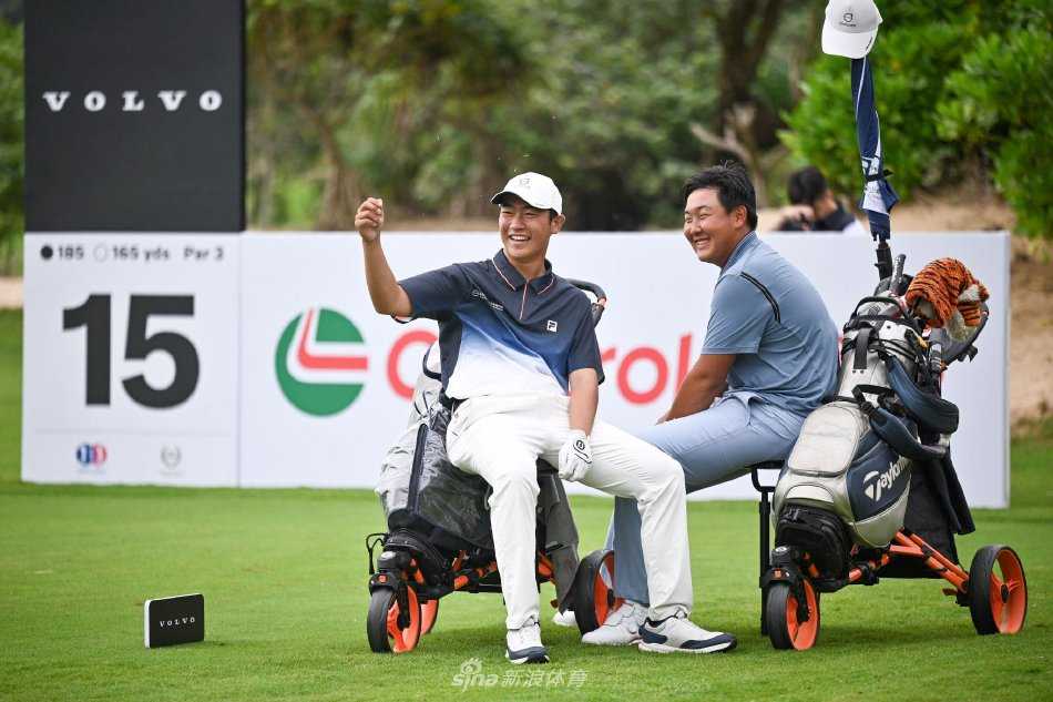 小球员认真观察果岭坡度，屈膝研判推杆线路的专注神情