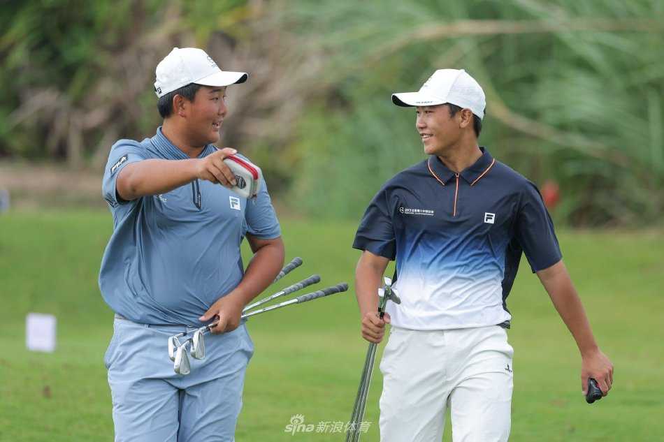 选手于发球台凌空一击，白色小球划破蔚蓝天际飞向远方的果岭