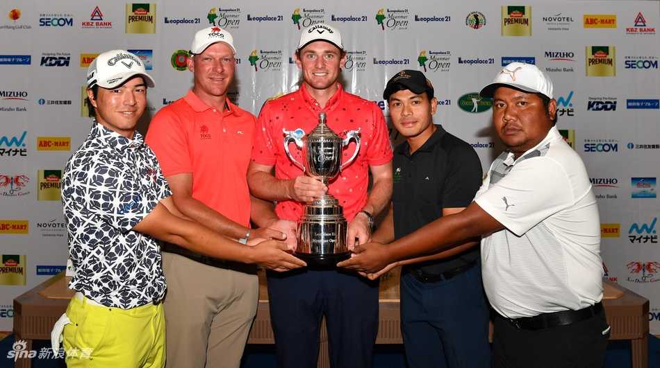 日本高尔夫球星石川辽在缅甸公开赛前与众多参赛球员亲切合影，气氛轻松融洽