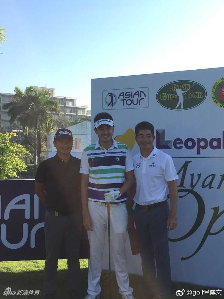 中国高尔夫球手肖博文与刘晏玮在练习果岭上专注交流推杆技巧，神情认真