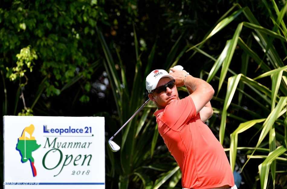 卫冕冠军南非名将肖恩-诺里斯手持冠军奖杯露出自信笑容，背景是缅甸公开赛标志