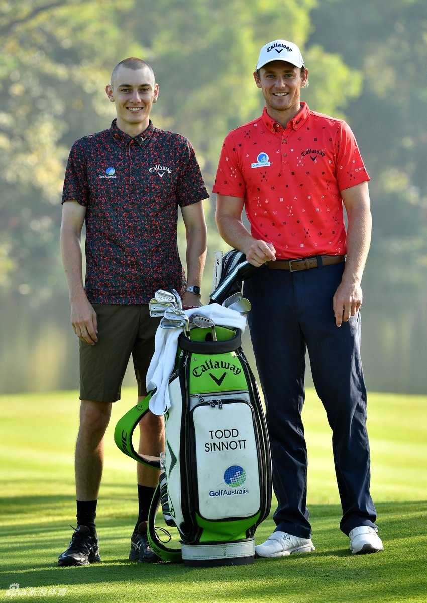 球员托德-辛诺特与兄弟球童在练习场共同检视球杆，为比赛做最后准备