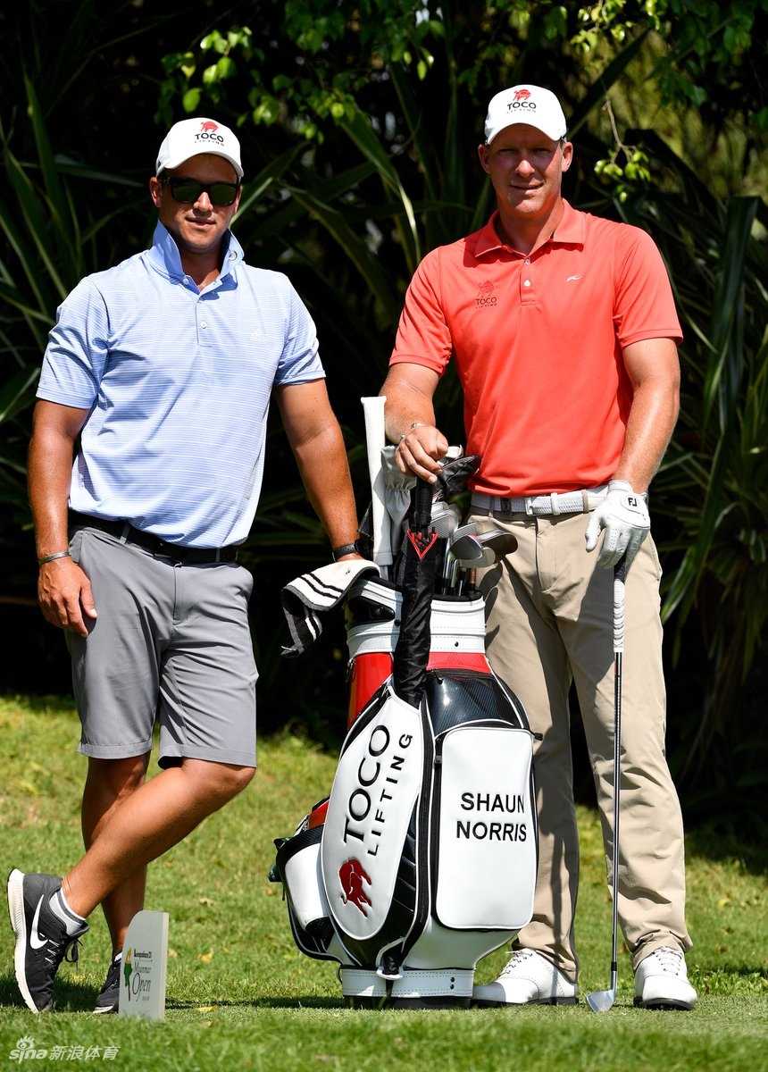 卫冕冠军肖恩-诺里斯与担任球童的兄弟在场边轻松交谈，兄弟情深共迎卫冕之战