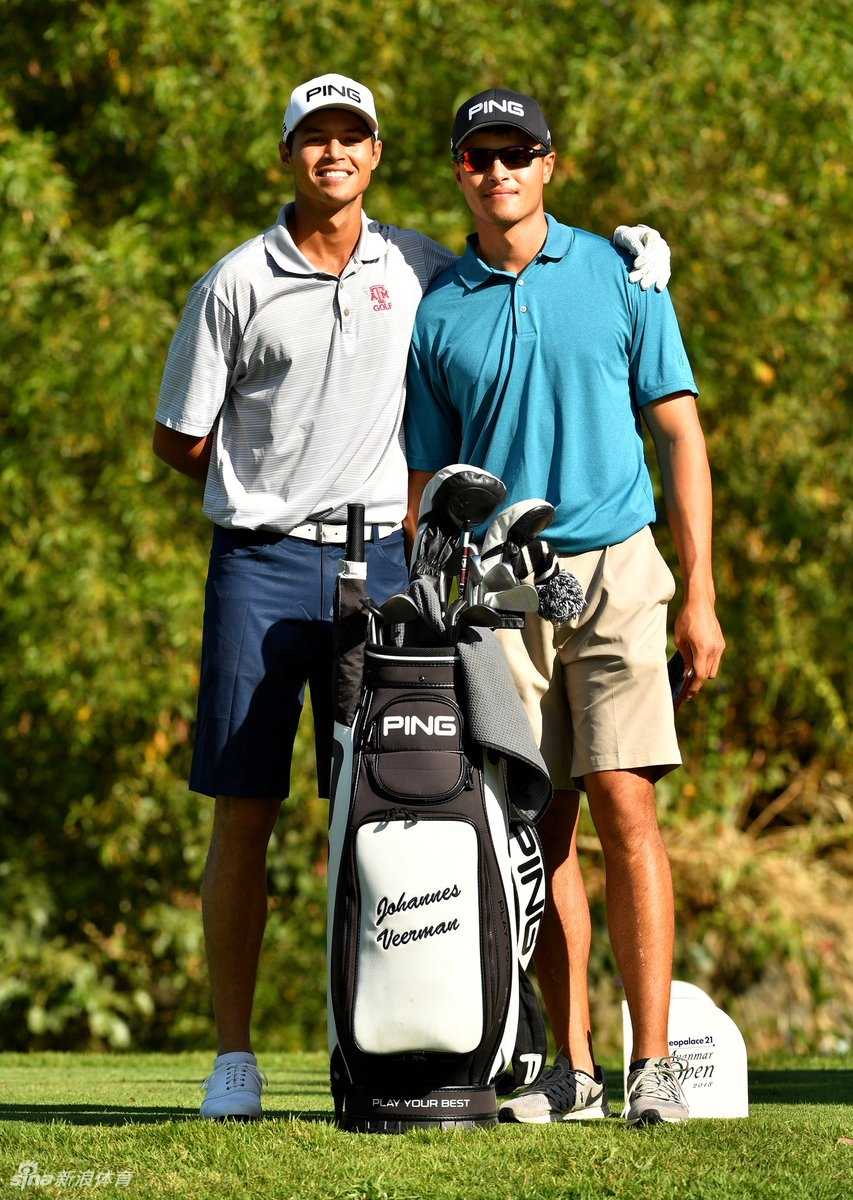 球员约翰尼斯-沃尔曼与兄弟球童并肩走在缅甸公开赛的球道上，步伐坚定目标一致