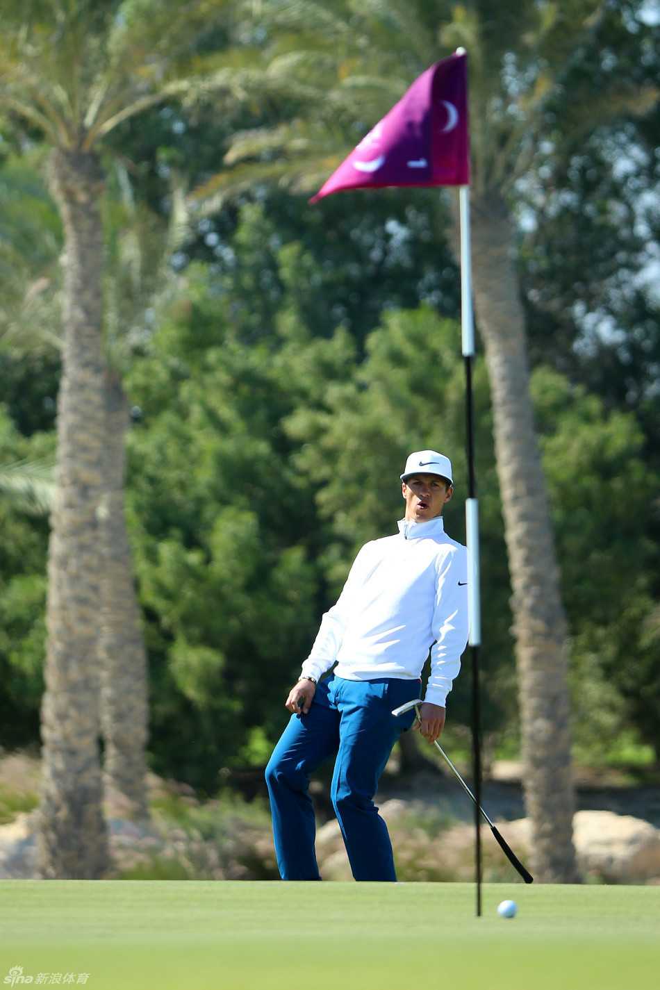 西班牙名将加西亚在沙坑中奋力一击，沙粒飞扬，专注的神情里写满了扭转乾坤的决心。