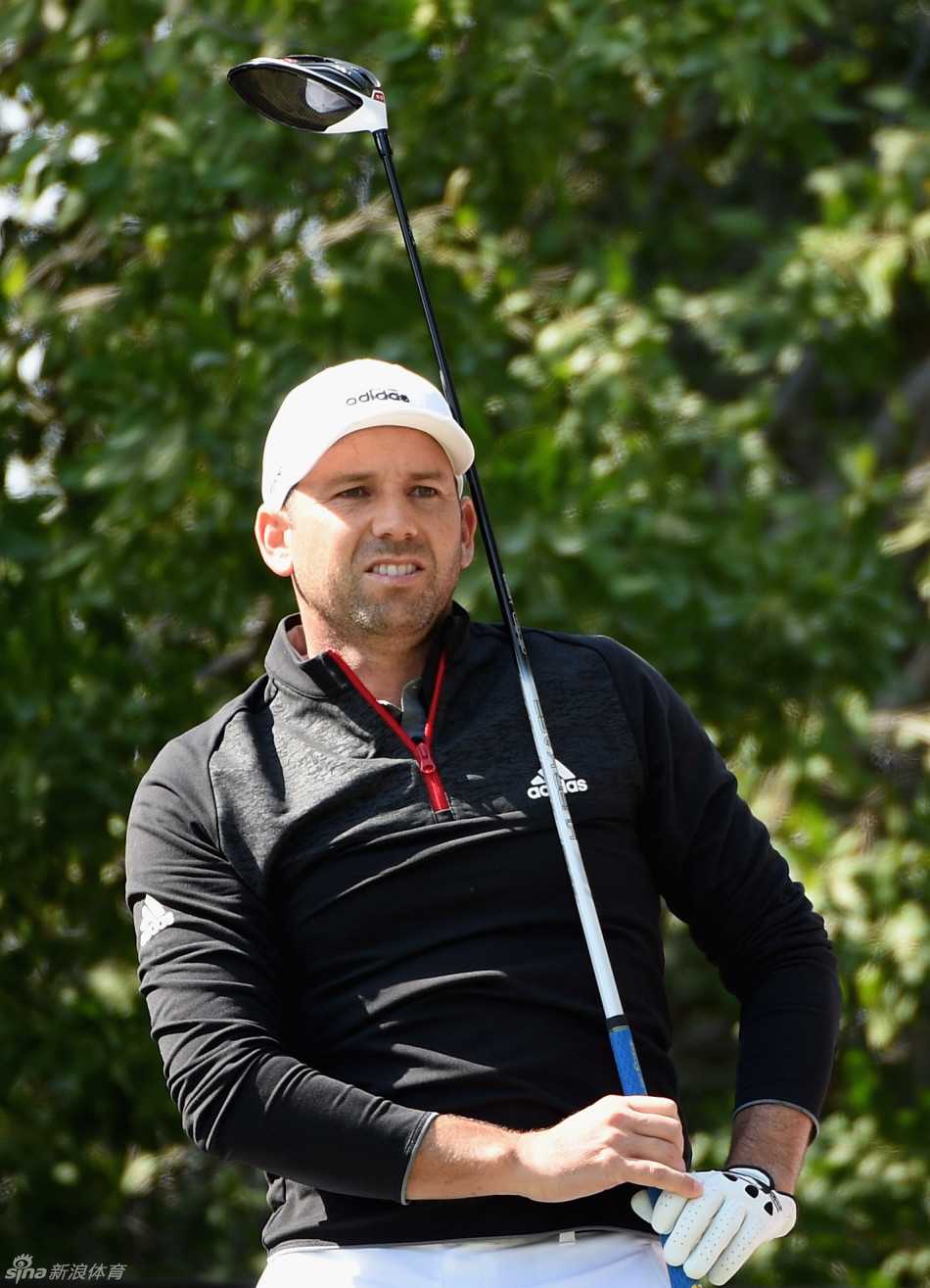 加西亚再次陷入沙坑困境，他眉头微蹙，正计算着如何让小白球逃离沙海，直奔旗杆。