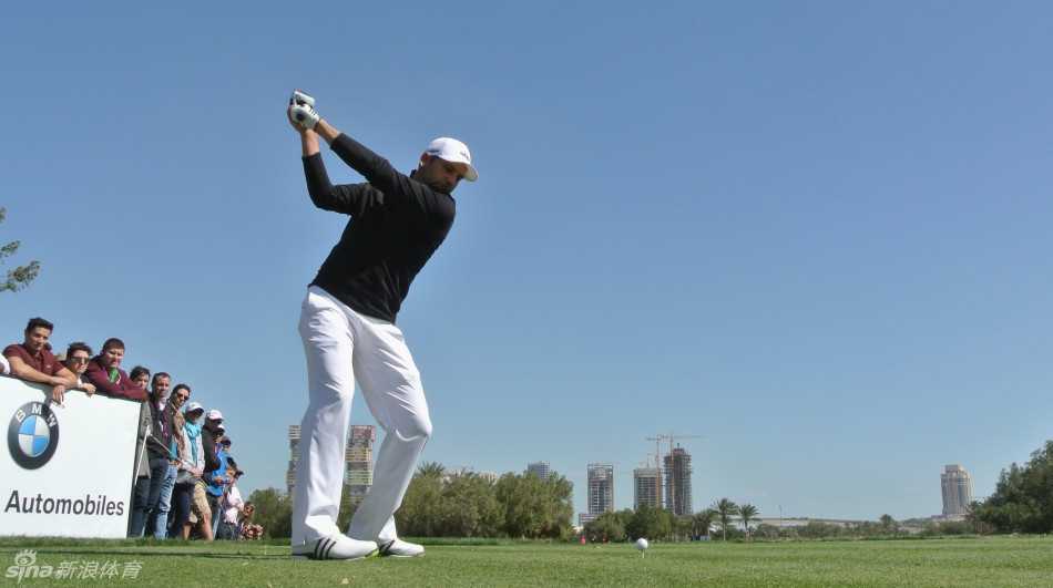 夕阳下的中东风情球场，苍茫沙漠与精心养护的翠绿球道交相辉映，构成一幅壮丽的画卷。