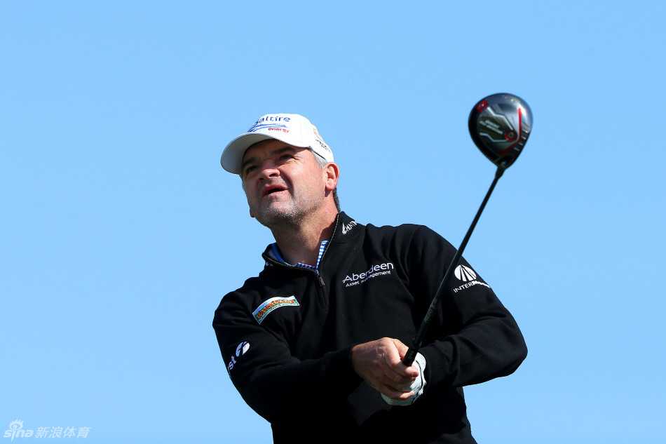 红海之滨，一座极具未来感的宏伟建筑在沙漠与碧波间傲然矗立，象征着高尔夫运动与现代奢华的融合。