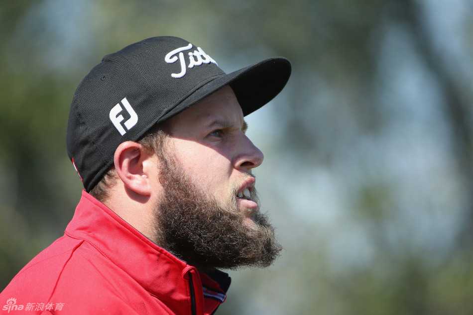 远眺球场，极具设计感的现代建筑与连绵的沙坑和谐共存，展现了沙漠高尔夫的独特美学。