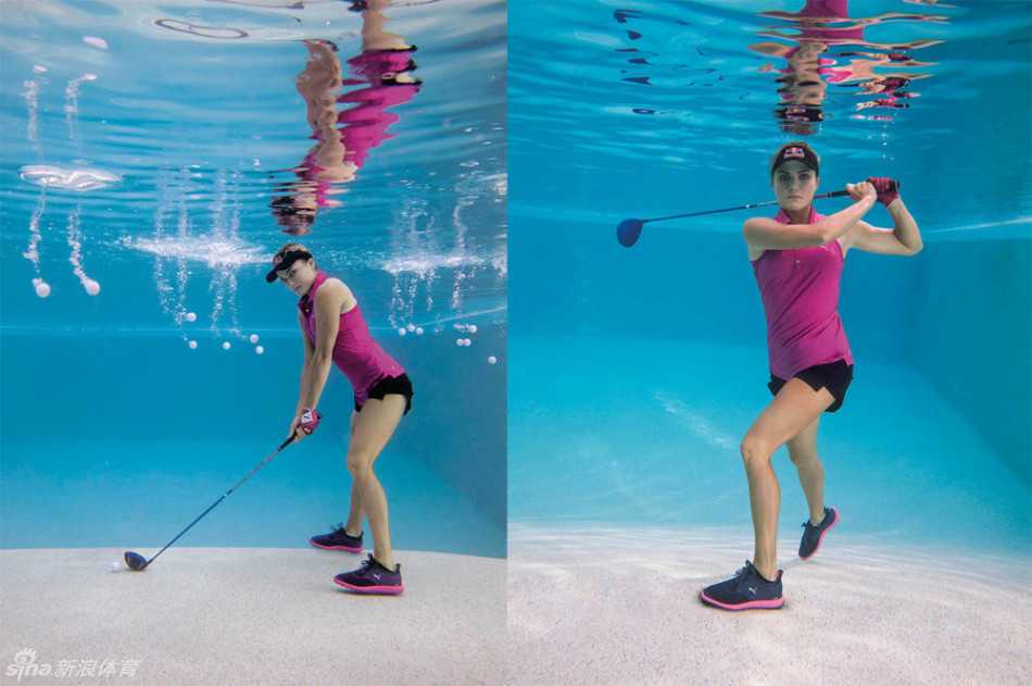 汤普森在水中舒展身体仰望上方光线，仿佛向着光明与传承的方向致敬