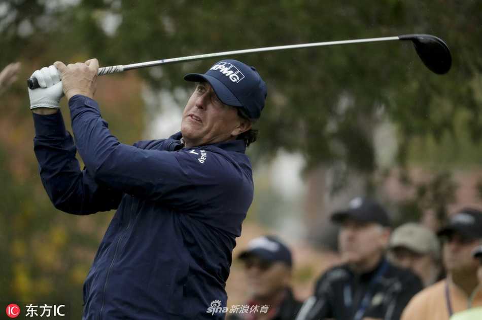 米克尔森完成一记精彩的切杆后，身体自然随挥，目光专注地追随着小白球的飞行轨迹，整个收杆姿态稳定而优雅