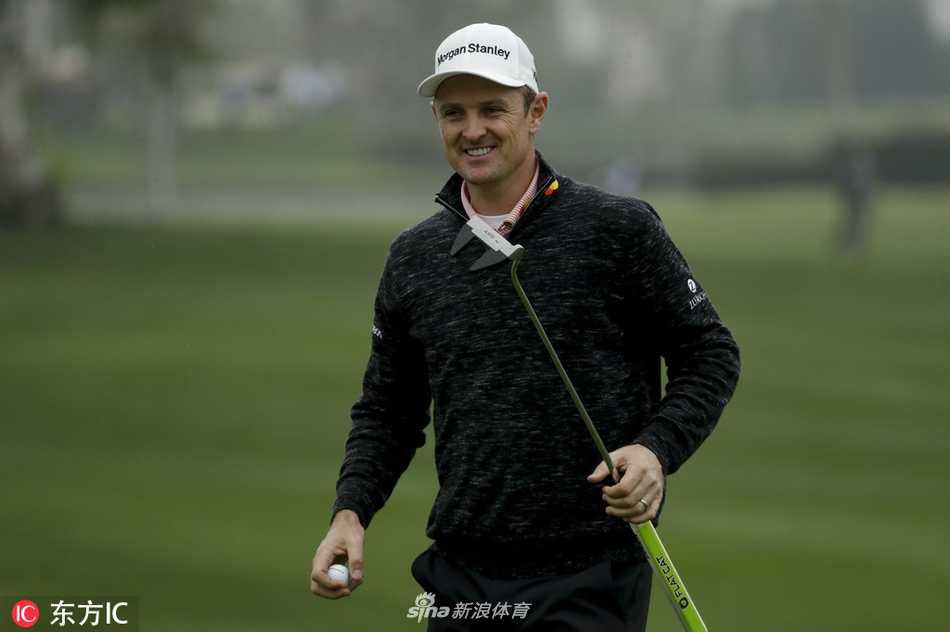 西班牙名将琼·拉姆在果岭上弯腰仔细察看推杆线路，神情专注，展现了对胜利的精密计算与渴望