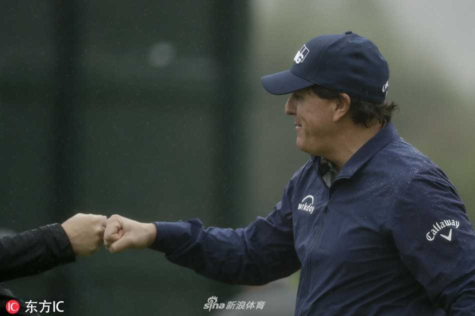 菲尔·米克尔森在第十八洞果岭推进关键小鸟推后，紧握拳头振臂庆祝，脸上洋溢着超越年龄的激情与胜利的喜悦