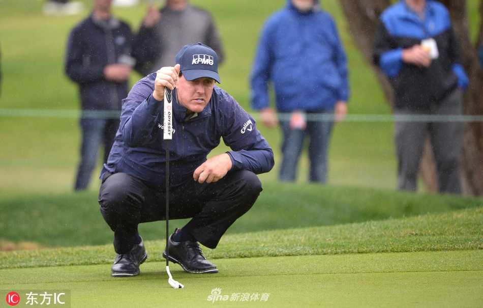 米克尔森打出一记精准的切击球，小球越过障碍稳稳落向果岭旗杆位置，展示其举世闻名的短杆魔术