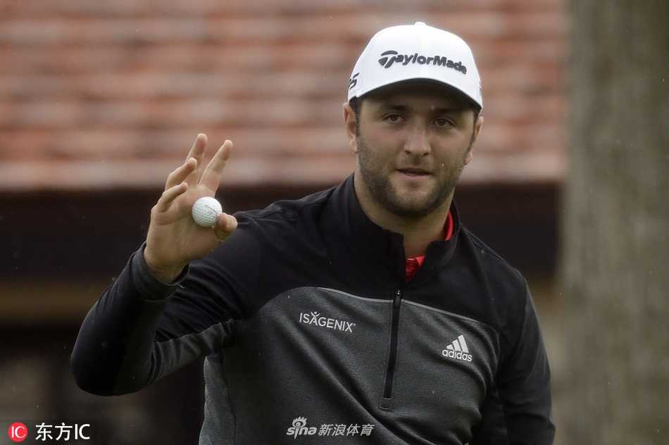 世界排名第一的贾斯汀·罗斯在比赛中沉稳挥杆，动作流畅而充满力量，尽显顶尖球手的风范
